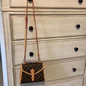 Small crossbody purse.